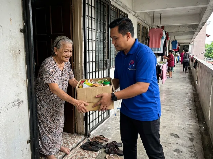 A grocery handover at a resident’s home.
