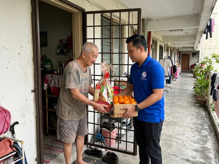 Penghantaran rumah di koridor kediaman.