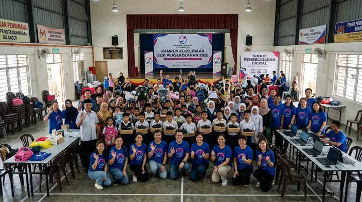 Murid, sukarelawan dan wakil komuniti pada pelancaran.