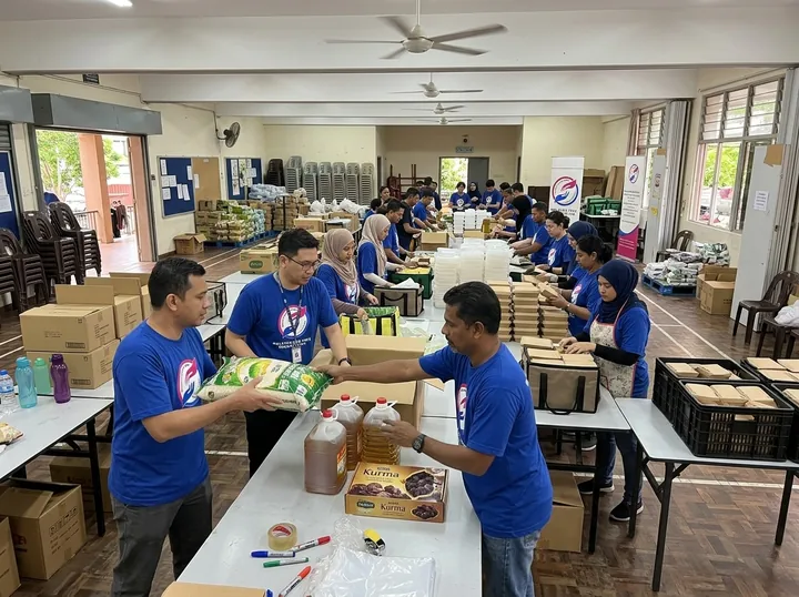 Packing grocery and iftar supplies.